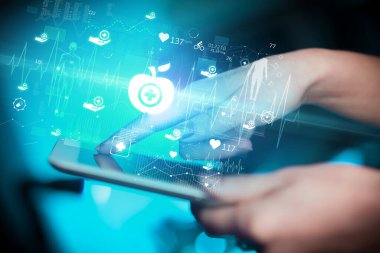 Sağlıklı elma simgeleriyle dokunmatik ekrana yakın çekim, modern sağlık hizmeti kavramı