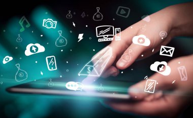 Elle çizilmiş altın dokunmatik ekran yakın çekim para simgeleri, dijital dönem konsepti anlamına gelir