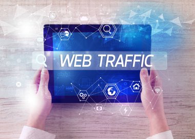 Web TRAFFIC yazıtları ve yüksek teknoloji bilgisayar kavramını arayan bir tabletin yakın plan görüntüsü