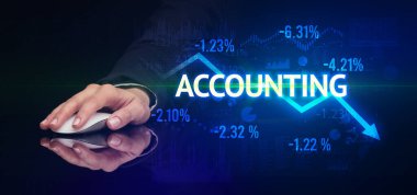 Erkek el ele tutuşması kablosuz çevre ile birlikte ACCOUNTING yazıtları, modern iş konsepti
