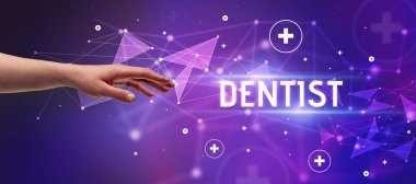 Kesilmiş ellerin yakın çekimi DENTIST yazısını işaret ediyor, tıbbi konsept