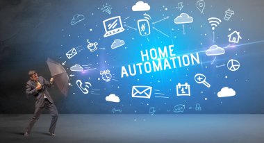 HOME AUTOMATION yazıtlarından şemsiyeyle savunma yapan iş adamı, modern teknoloji kavramı