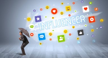 INFLUENCER yazıtları, sosyal ağ konsepti şemsiyesi ile yakışıklı iş adamı savunması