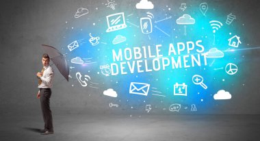 MOBILE Uygulamalarından şemsiyeyle savunma yapan işadamı DEVELOPMENT yazıtları, modern teknoloji kavramı