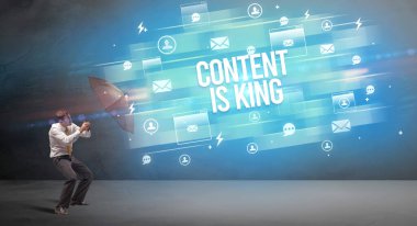 CONTENT 'den şemsiye ile yakışıklı iş adamı savunması King yazıtları, yeni nesil medya kavramı