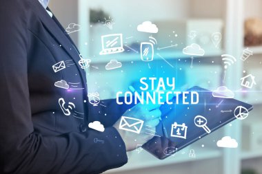 Bir Kişinin Sosyal Ağı Kullanarak Yakın Çekimi ve Kalıcı Bağlı Yazı