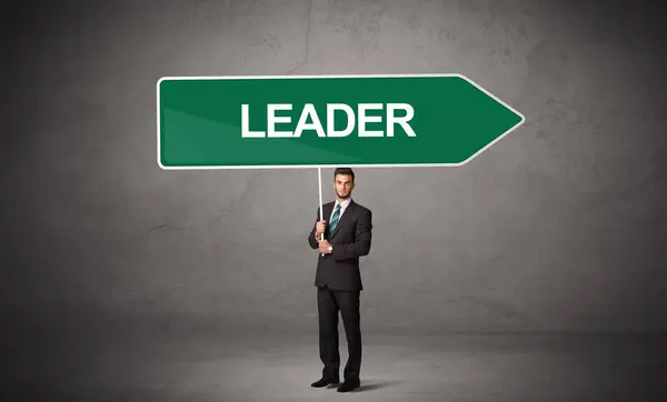 Leader Yazıtları Yeni Yönü Kavramı Ile Günlük Bekleme Yolu Tabelasında - Stok İmaj