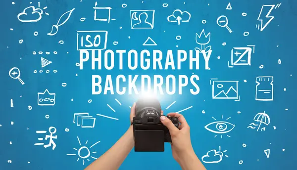 デジタルカメラと写真で手の写真を撮る背景ドロップの碑文 カメラ設定の概念 ストック画像