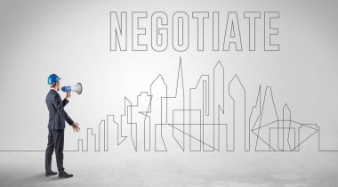 Elinde NEGOTIATE yazıtları, mühendisliği ve mimari konsepti olan sağlam şapkalı bir işadamı.