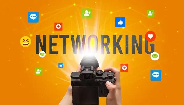 Camera Gebruiken Social Media Content Vast Leggen Met Networking Inscriptie — Stockfoto