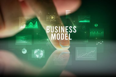 Grafikler ve İş Modeli yazıt, iş konsepti ile parmak dokunma tablet