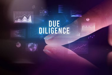 Tablete çizelgeler ve DUE DILIGENCE yazıtları ile dokunmak, iş konsepti