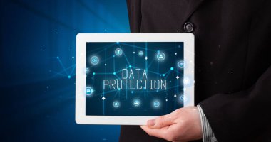 Tablet üzerinde çalışan genç iş adamı dijital işareti gösteriyor: Veri Protokolü