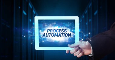 Tablet üzerinde çalışan genç iş adamı ve yazıyı gösteriyor: PROCESS AUTOMATION