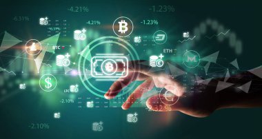 Multimedya dokunmatik ekran fütüristik konsept üzerinde Bitcoin para sembolü iten iş adamı