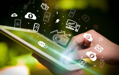 Avro para birimi simgelerini elle çizilmiş bir dokunmatik ekran, dijital dönem kavramı