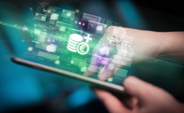 Avro fonu simgelerinin çıktığı tablet kullanan bir elin yakın çekimi, dijital para birimi kavramı