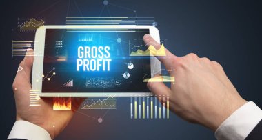 GROSS PROFIT yazıtları ve modern iş konseptiyle el ele tutuşmalar