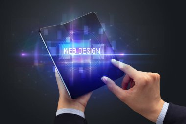 İş adamı elinde web tasarımı yazıtlı katlanabilir bir akıllı telefon tutuyor, yeni teknoloji konsepti