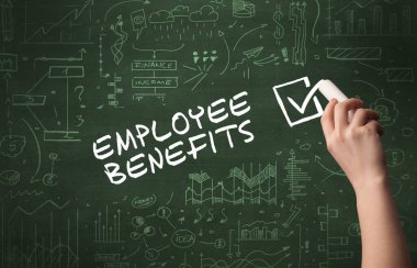 El çizimi EMPLOYEE BENEFITS yazı tahtada beyaz tebeşir, yeni iş konsepti