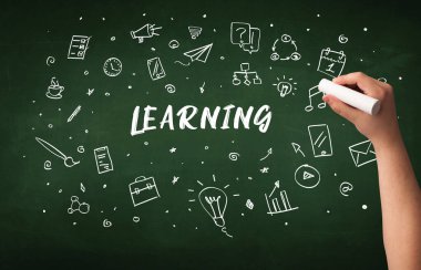 Tahtaya beyaz tebeşir, eğitim konsepti konsepti konsepti ile el çizimi öğrenimi yazması