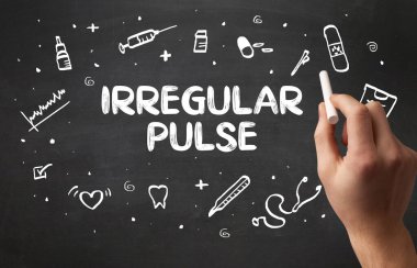 El çizimi IRREGULAR PULSE yazı tahtada beyaz tebeşir, tıbbi konsept kavramı kavramı