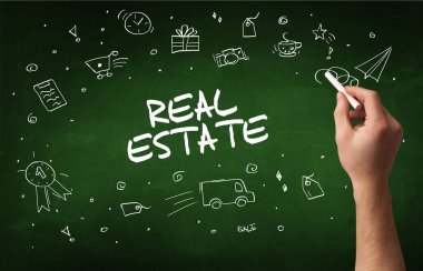 Tahtaya beyaz tebeşir çizilmiş el yazısı, online alışveriş kavramı.