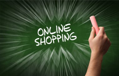El çizimi ONLINE Alışveriş Yazıtı tahtaya beyaz tebeşirle yazılmış, online alışveriş kavramı