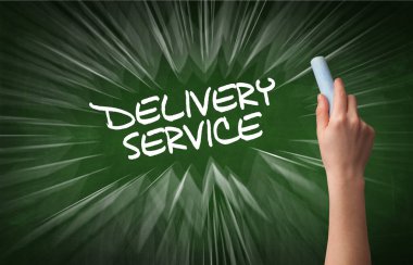 Tahtaya beyaz tebeşirle el çizimi servis yazması, online alışveriş konsepti