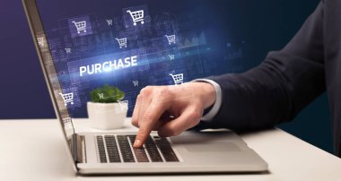PURCHASE yazıtları, online alışveriş konsepti konsepti kavramı ile birlikte dizüstü bilgisayarda çalışan işadamı