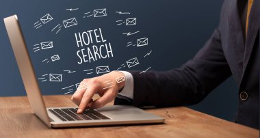 Otel Arama yazıtları, online alışveriş konsepti ile dizüstü bilgisayarda çalışan bir iş adamı