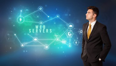 WeB SERVERS yazıtlı, modern teknoloji kavramı kavramı kavramına sahip bulut servis simgeleri önünde iş adamı