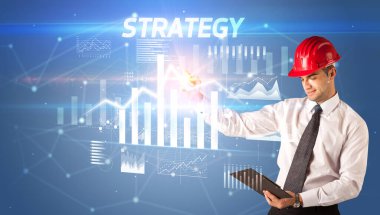 Kask çizen yakışıklı iş adamı STRATEGY yazıt, mimarlık iş planı konsepti