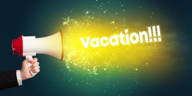 Genç kadın tatille hoparlöre bağırıyor! Yazı, modern medya konsepti kavramı