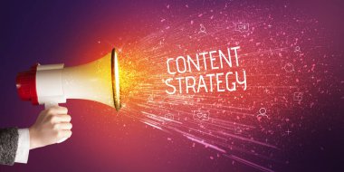 Genç bir kadın hoparlöre bağrışırken KONUŞAN STRATEGY yazıtları, sosyal ağ kavramı