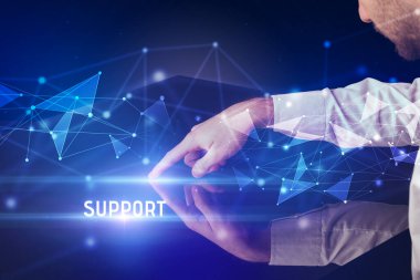 İş adamı büyük ekrana SUPPORT yazısıyla dokunuyor, modern teknoloji iş konsepti konsepti konsepti
