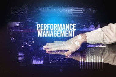 İş adamı Performans Yönetimi yazıtları, siber iş konsepti konsepti konseptiyle büyük ekrana dokunuyor.
