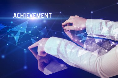 İş adamı ACHIEVEMENT yazıtları ile büyük ekrana dokunuyor, modern teknoloji iş konsepti konsepti kavramı