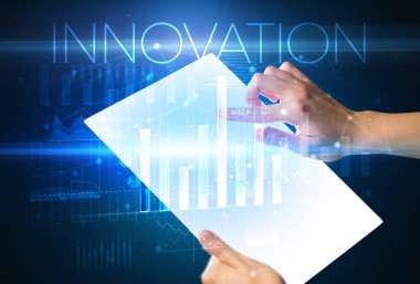 Üzerinde yenilik yazılı fütüristik tablet, modern iş kavramı.