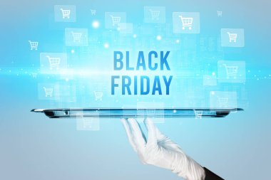 Kara Cuma yazıtlarını servis eden garson, online alışveriş konsepti.