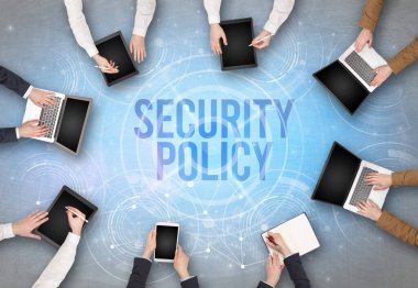 SECURITY POLİTİK içgüdü, web güvenlik kavramı olan bir dizüstü bilgisayarın önünde bir grup insan