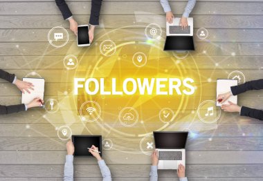 FOLLOWERS ile toplantı yapan bir grup insan, sosyal ağ konsepti