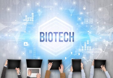 BIOTECH yazıtları, modern teknoloji konsepti olan bir ofiste çalışan meşgul insanlar grubu