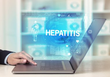 HEPATITIS yazıtları ile sağlık kontrolü yapan doktor tıbbi test sonuçlarını kaydediyor.