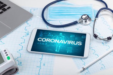 CORONAVIRUS yazıt, coronavirus kavramına sahip tablet pc ve doktor araçları