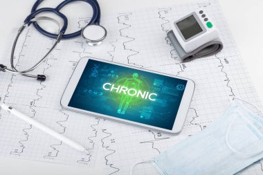 CHRONIC yazıtlı tablet pc ve doktor araçları, koronavirüs kavramı