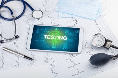 TESTING yazıtları, koronavirüs kavramına sahip tablet pc ve doktor araçları