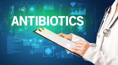 Genç doktor, AnTIBIOTICS yazıtları ve sağlık konseptiyle notlar yazıyor.