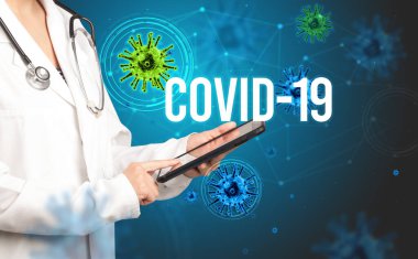 Doktor COVID-19 yazıtlı bir reçete yazar, salgın konsept kavramı konsepti