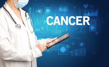 Genç doktor, CANCER yazıtları ve sağlık konseptiyle notlar yazıyor.